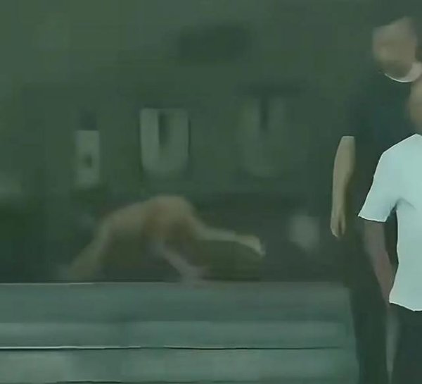 旺源配资 “野人小孩”最新进展：家人称近期将把小孩落户北京，并同意不让孩子再赤裸爬行